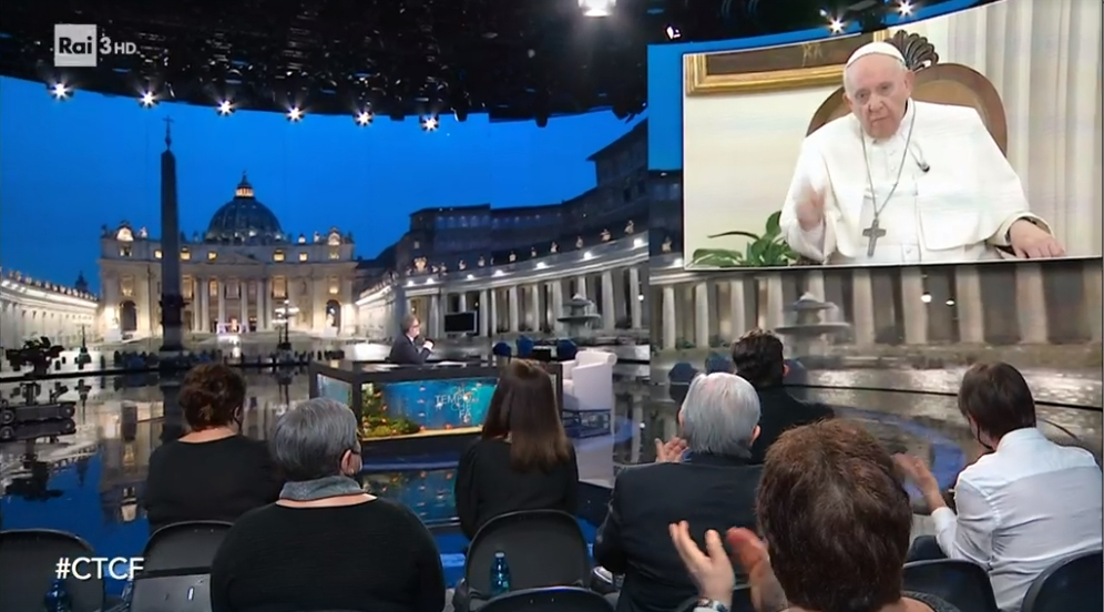 Immagine dello studio di Che Tempo che Fa durante l'intervista a Papa Francesco Bergogliol